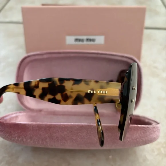 Brand new MiuMiu double layered tortoise print sunglasses with gold detailing - Picture 3 of 6